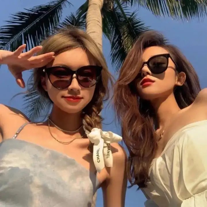 戴流苏耳环的少女